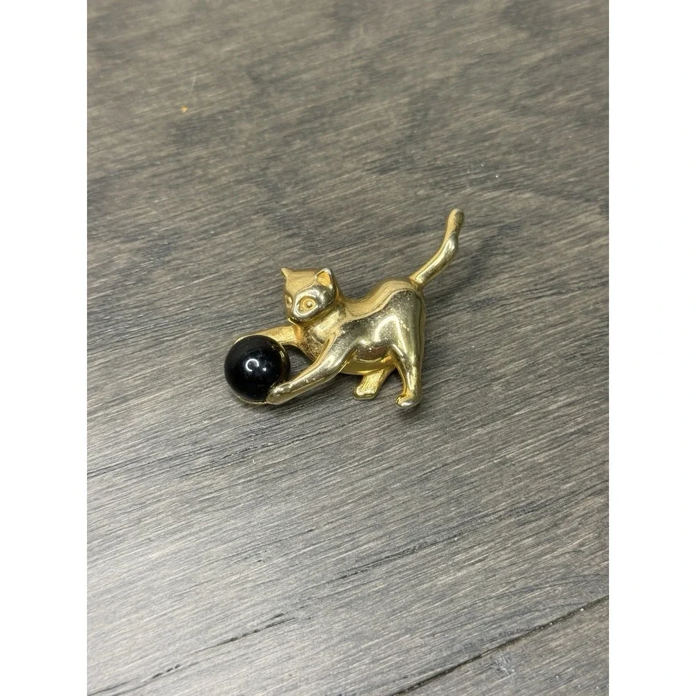 Vintage Gold Tone Cat Kitten Brooch Pin Playing with Black Cabochon Yarn Ball